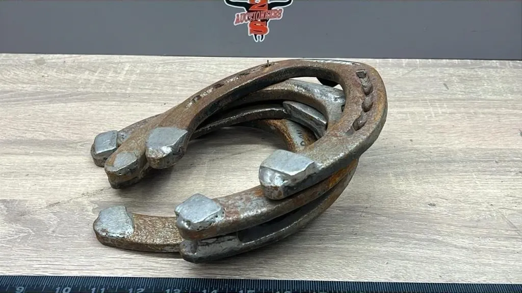 4 Vintage Heavy Horse Shoes. *NO SHIPPING