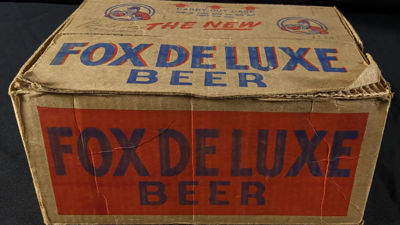 WISCONSIN FERMENTED MALT BEVERAGE TAX STAMP FOX DELUXE BEER 12 CAN CARRY OUT CASE CHICAGO ILLINOIS