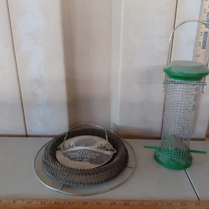 Metal Mesh Single Feeder W/Perch & Mesh/Plastic Bird Feeder