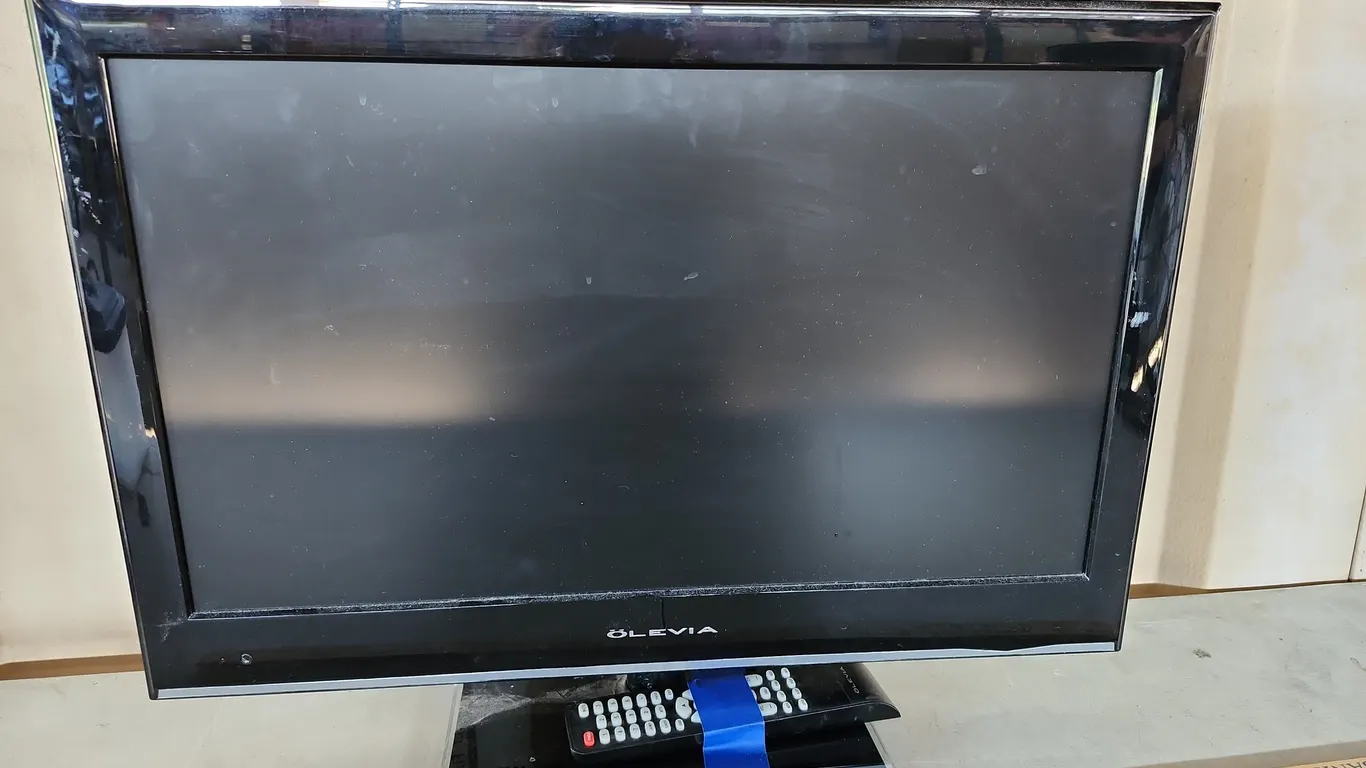 Olevia 24" TV W/Remote Model # VLE-24FDVLDR