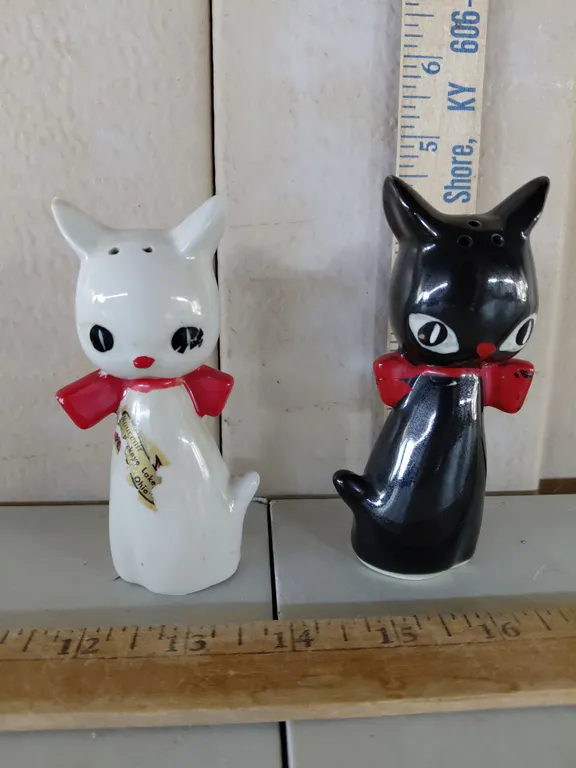 Vintage Gnco Japan Ceramic Cat Salt/Pepper Shakers A Quality Product 4.5" Tall