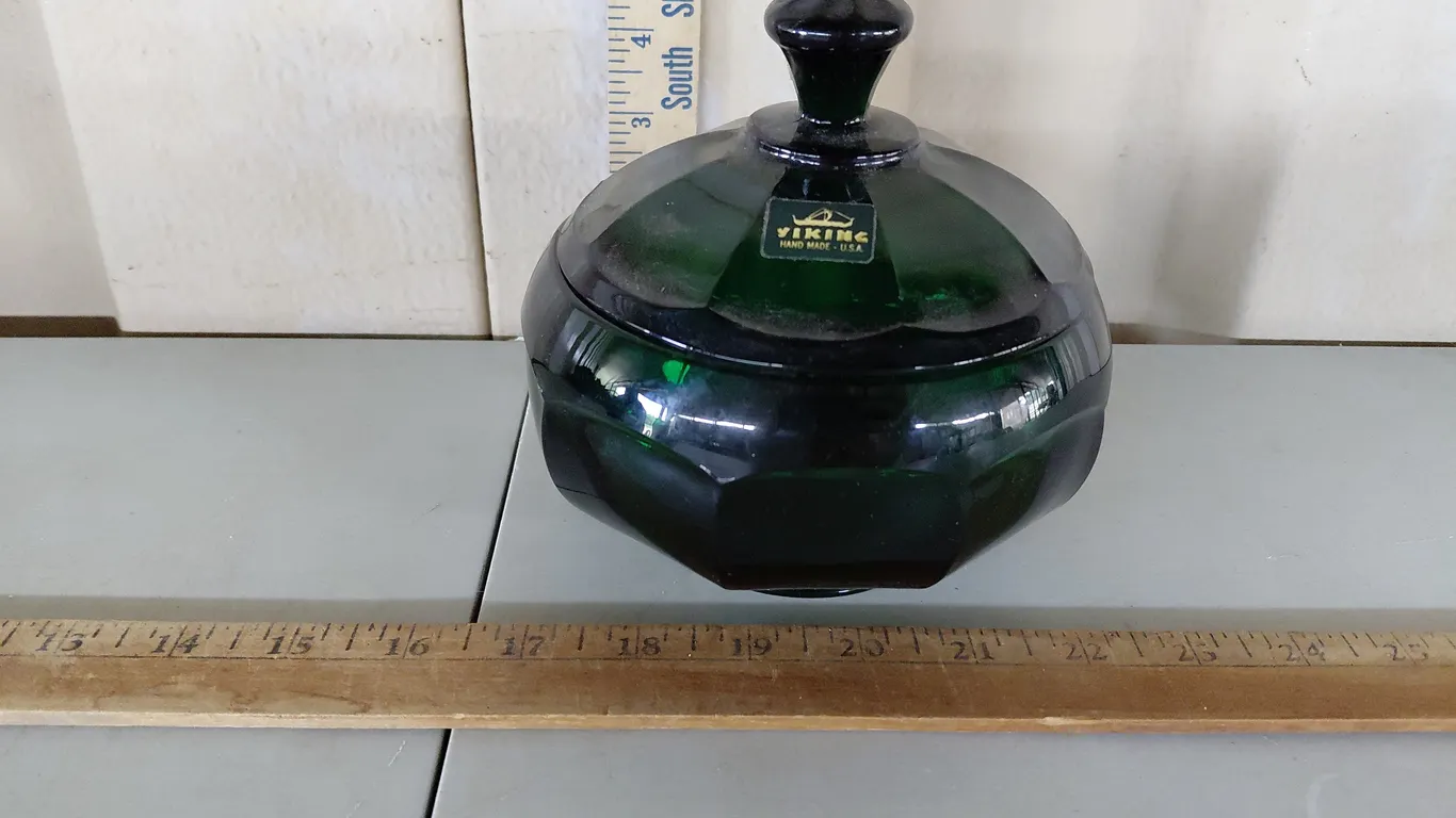 Vintage Viking Art Glass Emerald Green Lidded Candy/Trinket Dish 5.5"X5.25"