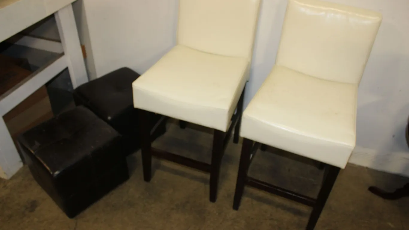 Counter Stools & Ottomans