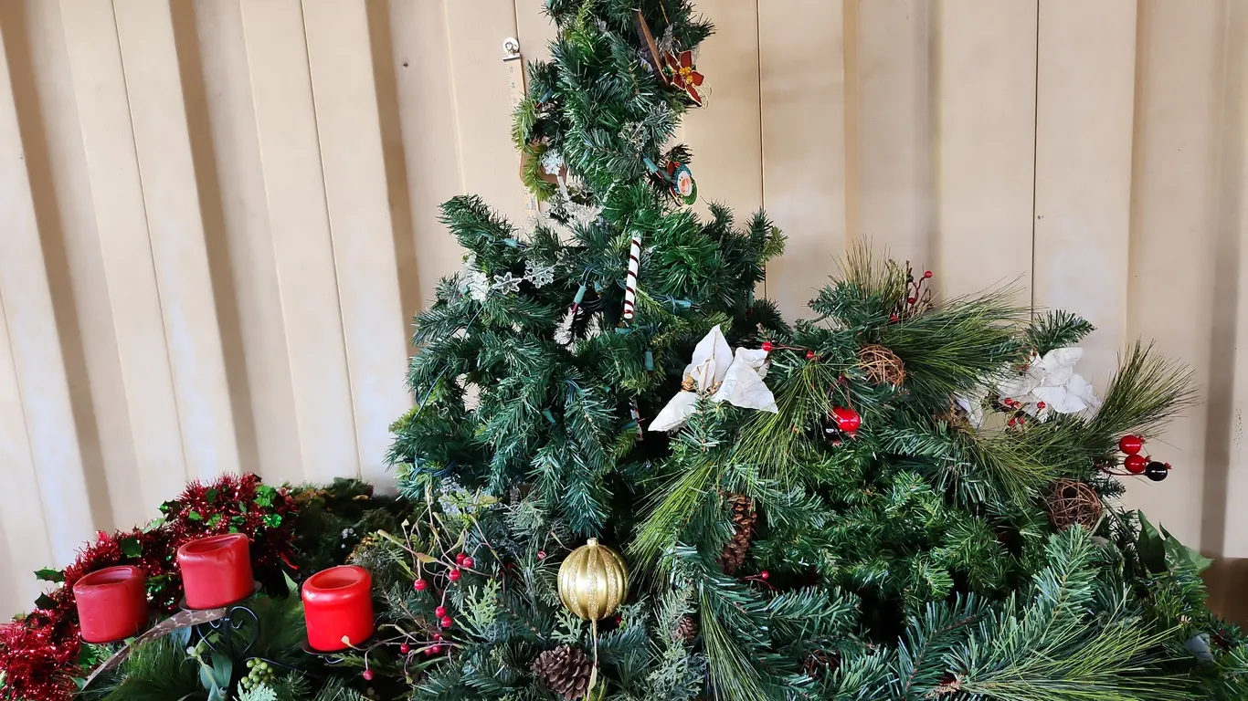 4' Tree, 2 Centerpieces, & Assorted Garland