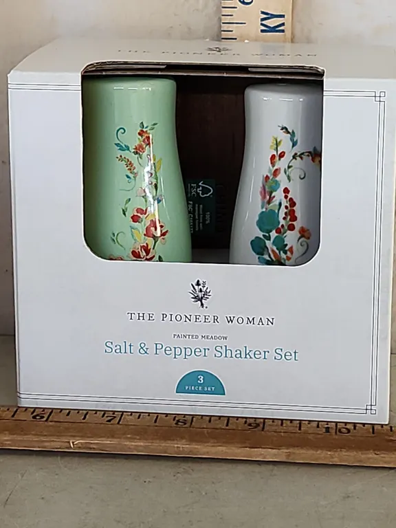 New The Pioneer Woman Salt/Pepper Shakers