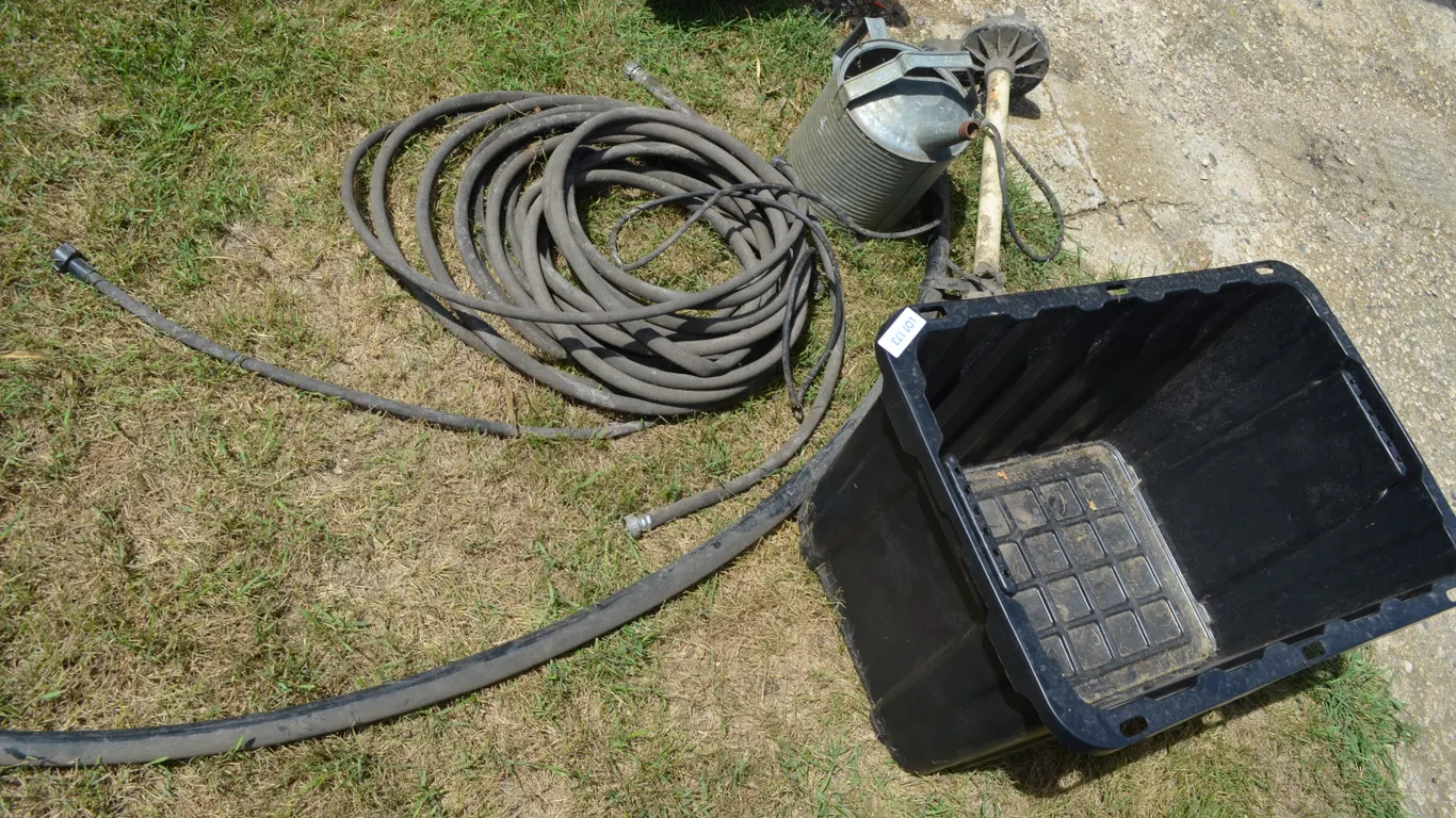 Sum Pump with Hose, Plastic Container include hose