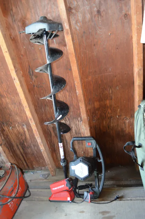 RESERVE $600 Strike Master Electric Ice Auger, 8" Auger, 40 V Battery with Charger, Sharp Unit, used very little, RESERVE $600