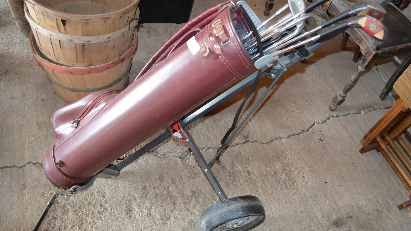 Golf Clubs, right handed, includes 2 wheel cart