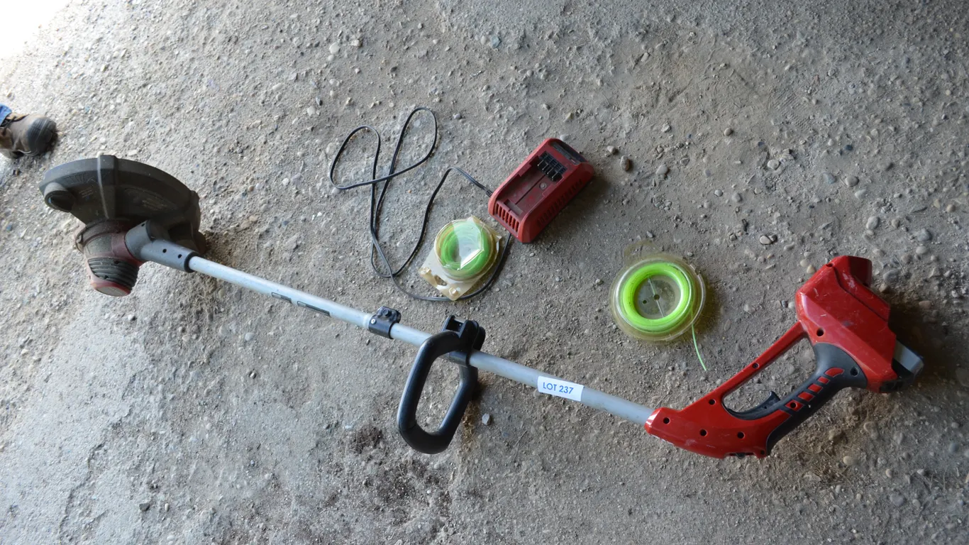 Lithuim 24 V Wipper Snipper, incl charger, extra line