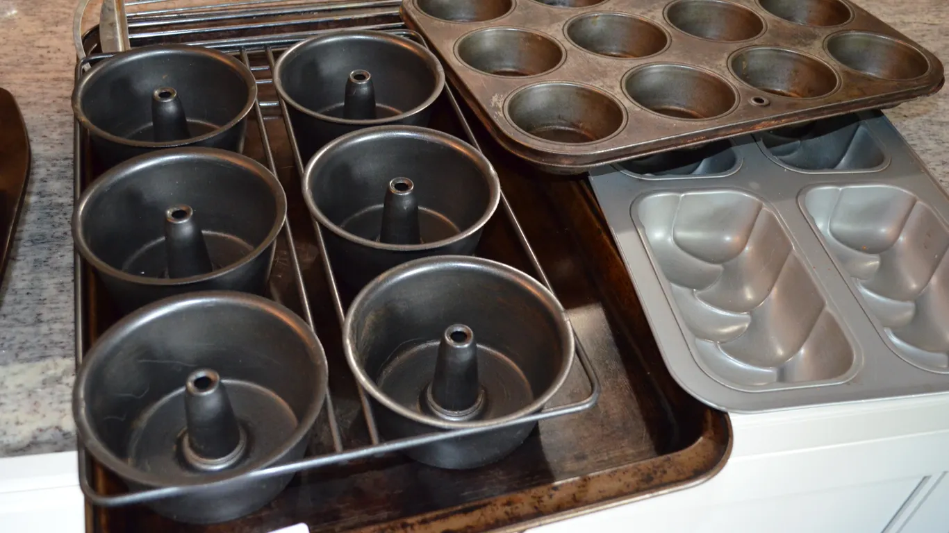 Bakeware, Cookie Sheet, Muffin Tin, Cake Pan