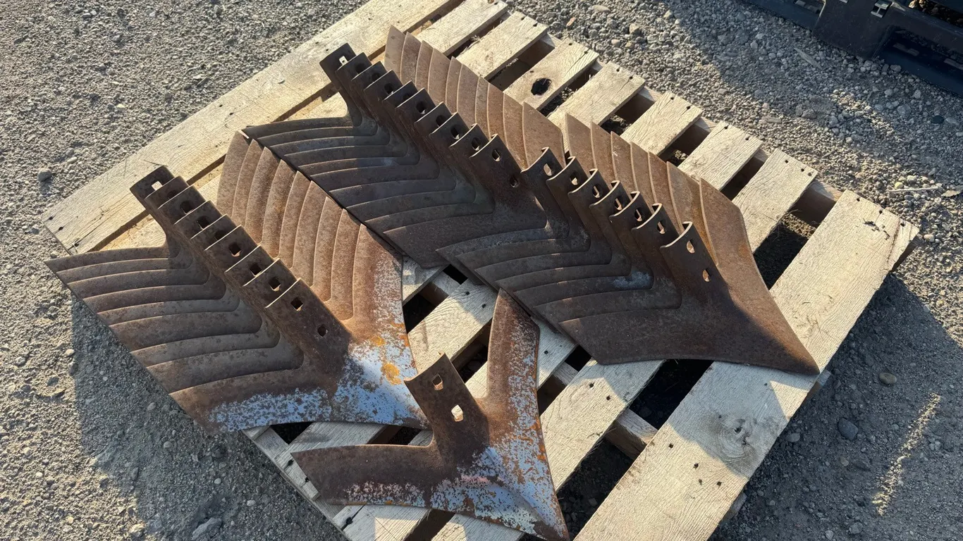 27) Nichol UltraWing chisel plow sweeps