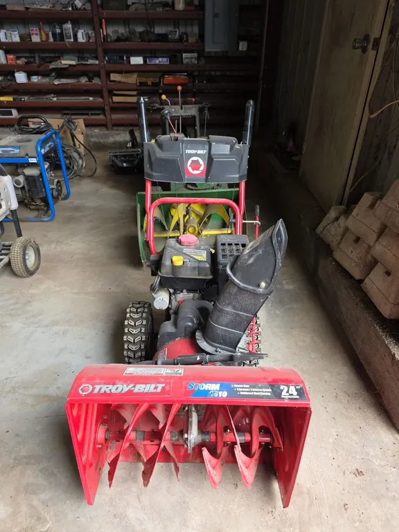 24" Troy-bilt self driving snowblower