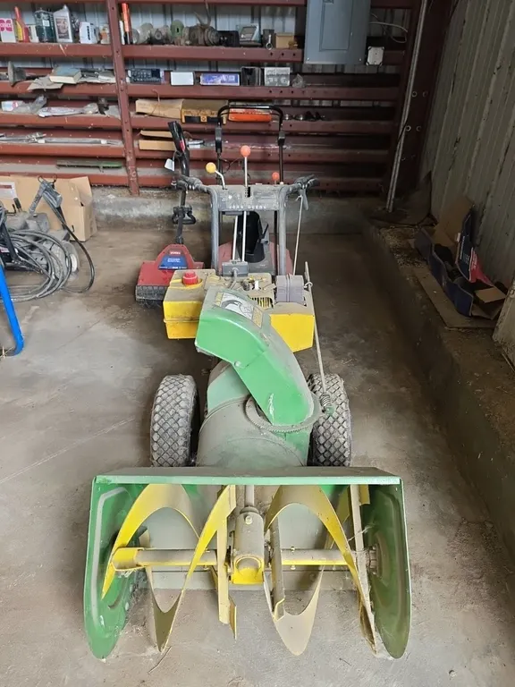 JOHN DEERE 826 walk behind snowblower