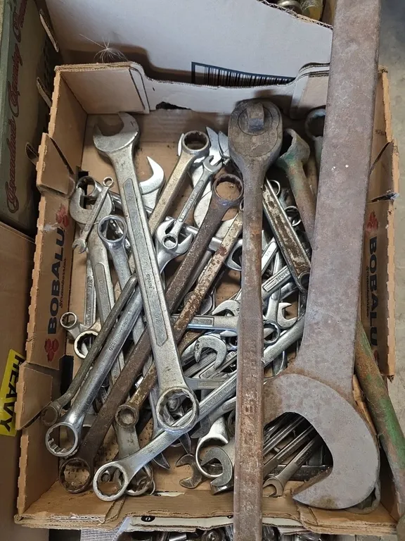 Box of wrenches and large ratchet