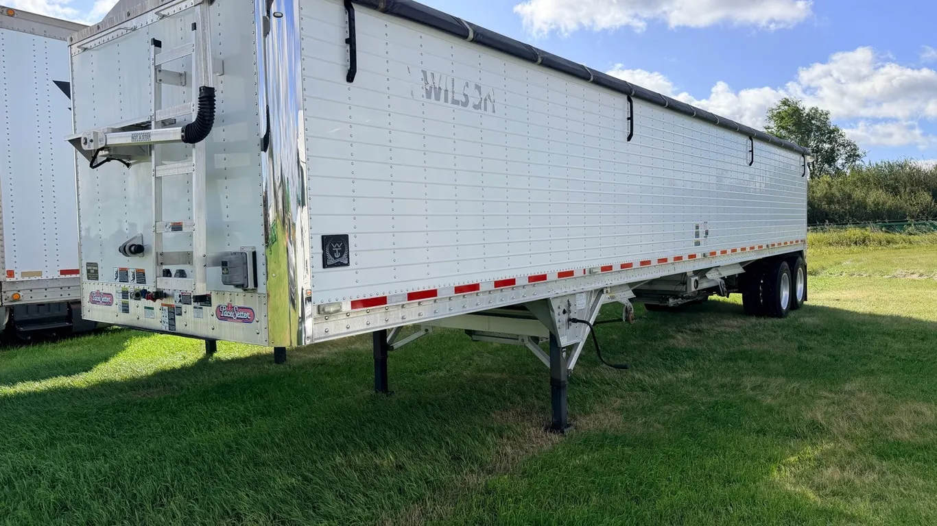 2015 Wilson PaceSetter 41’ tandem axle hopper bottom