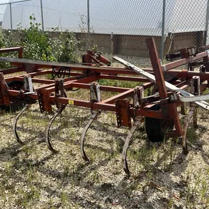 IH 18’ vibrashank cultivator no hitch, Wilrich