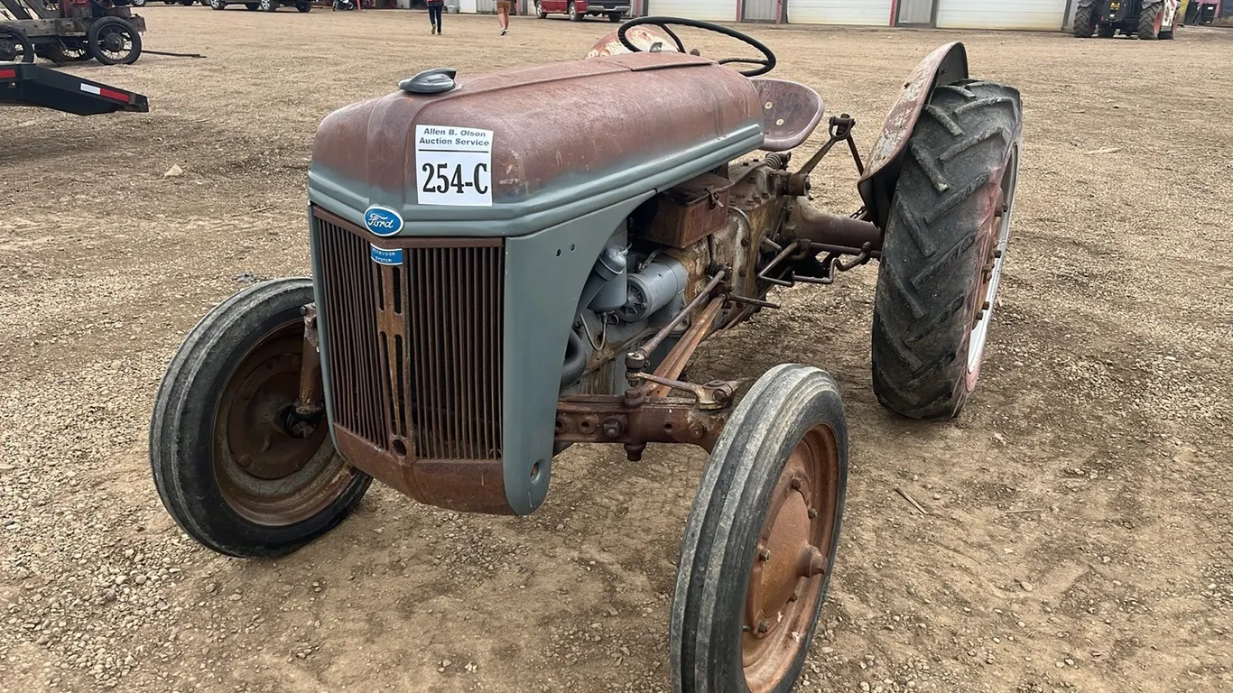 1940'S FORD 9N TRACTOR - NO VISIBLE S/N