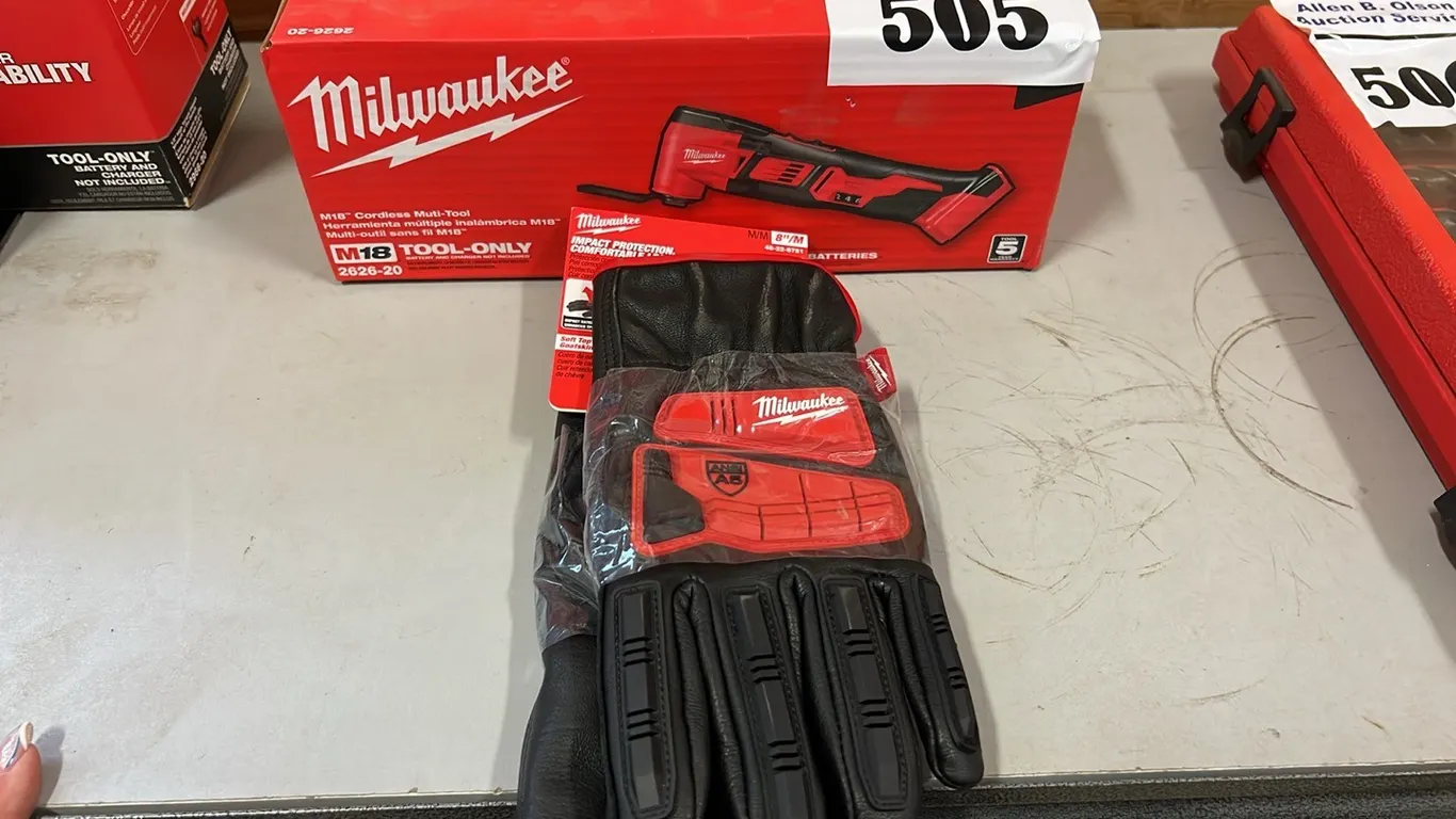 NEW/UNUSED MILWAUKEE M18 CORDLESS MILTITOOL & NEW/UNUSED MILWAUKEE GLOVES SIZE MEDIUM