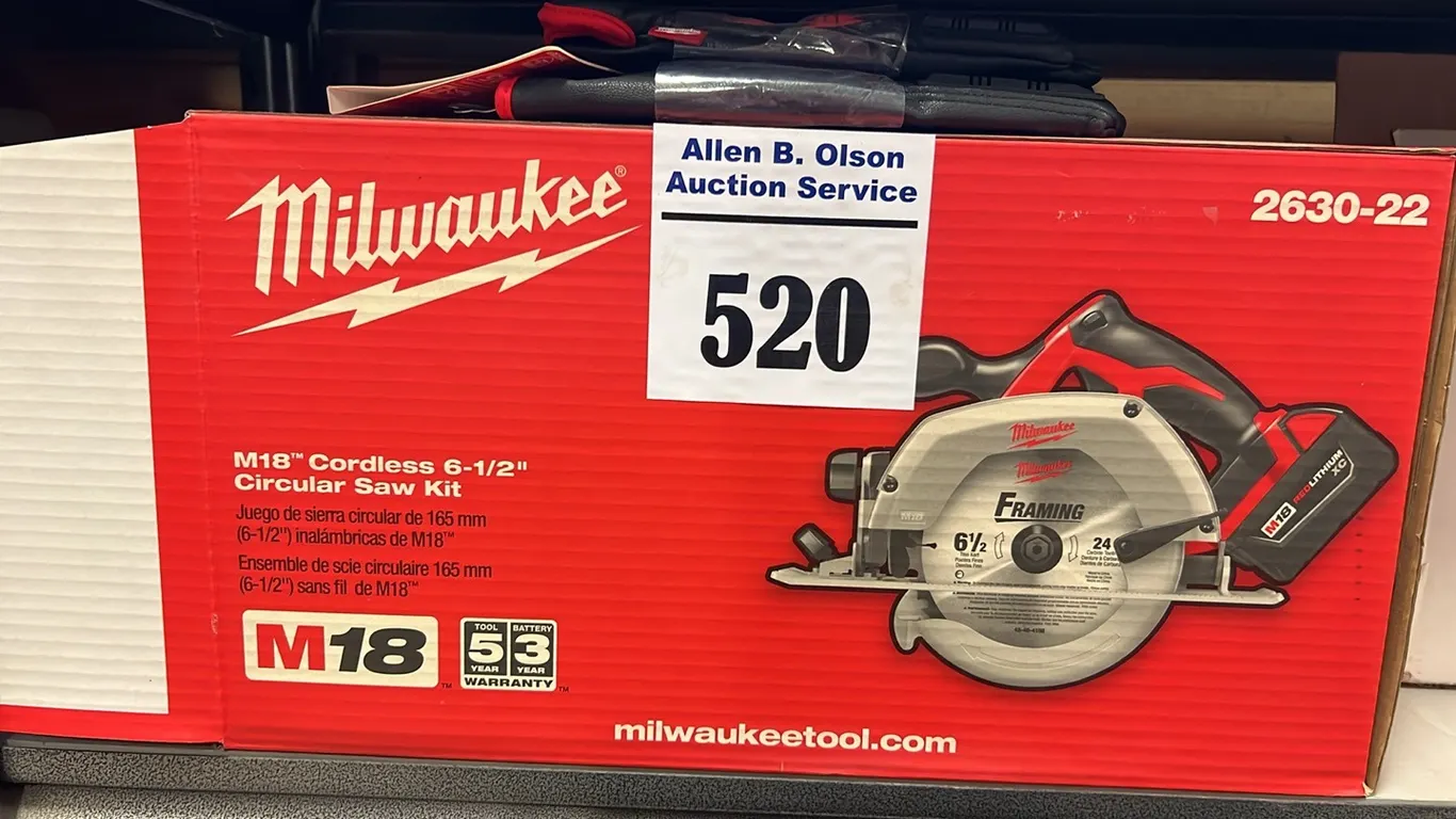 NEW/UNUSED MILWAUKEE M18 6 1/2" CIRCULAR SAW KIT w/ BATTERY, CHARGER & NEW/UNUSED MILWAUKEE MEDIUM GLOVES