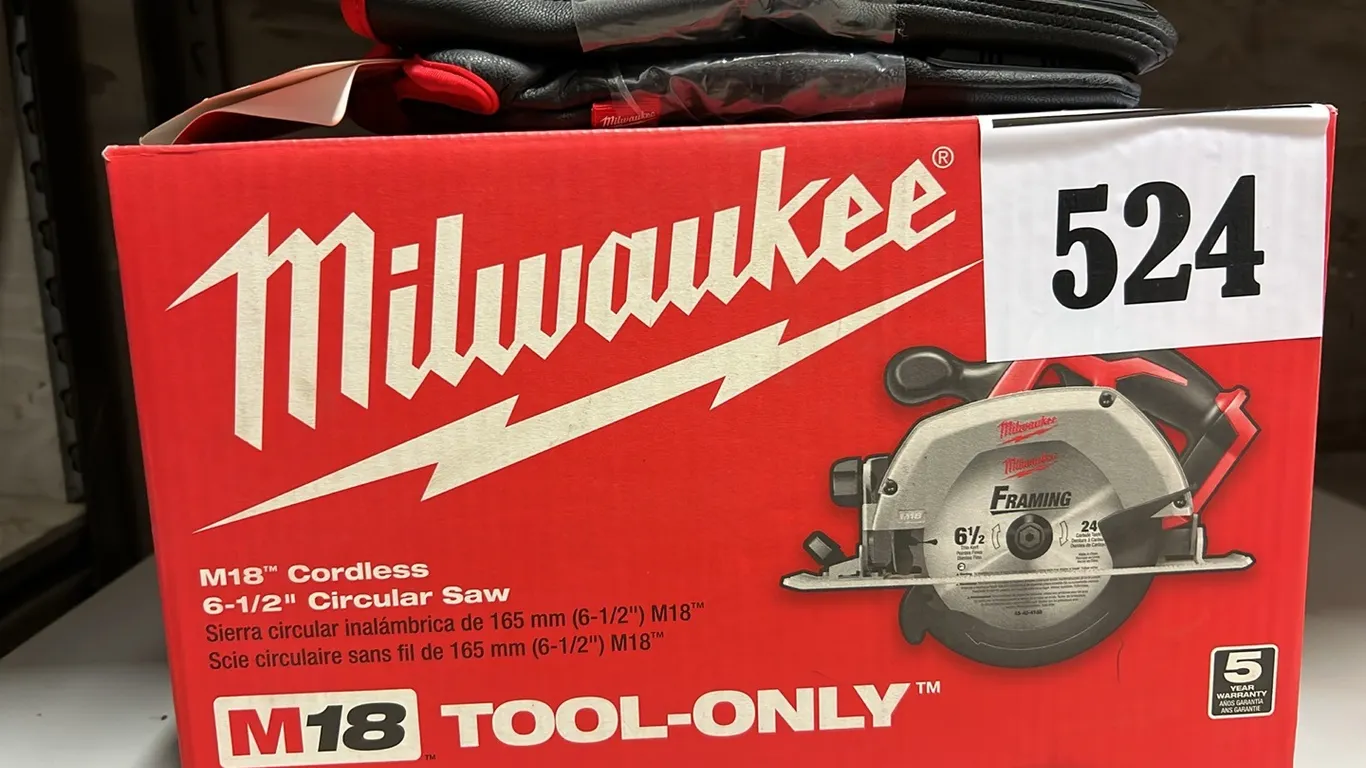 NEW/UNUSED MILWAUKEE M18 CORDLESS 6 1/2" CORCULAR SAW w/ XL MILWAUKEE GLOVES