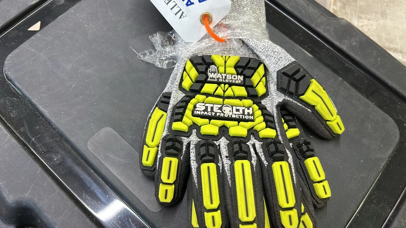 1 - NEW/UNUSED LARGE STEALTH IMPACT GLOVES/CUT RESISTANT