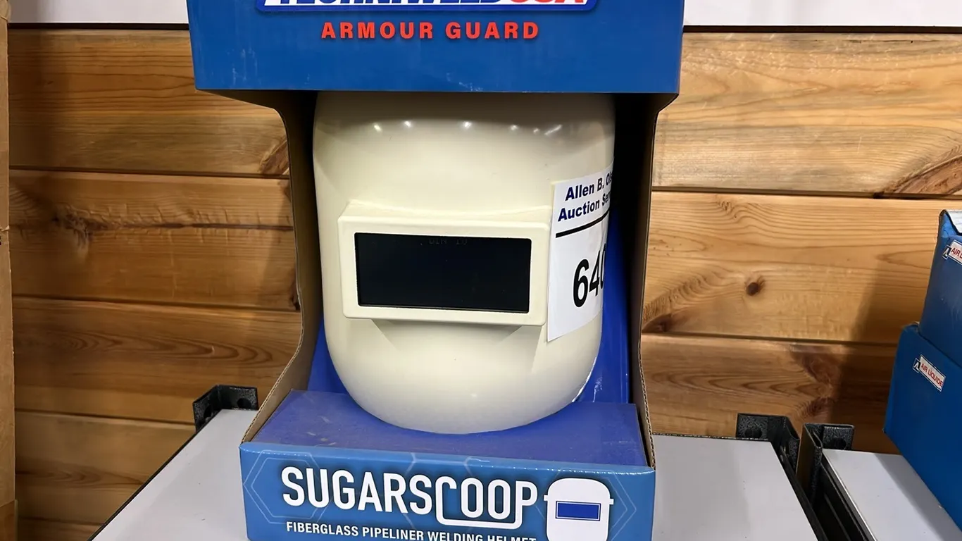 NEW/UNUSED SUGAR SCOOP FIBREGLASS PIPELINER WELDING HELMET