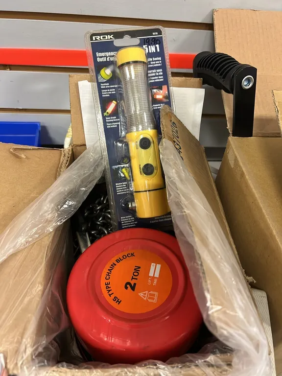 NEW/UNUSED 1 TON CHAIN HOIST & FLASHLIGHT TOOL