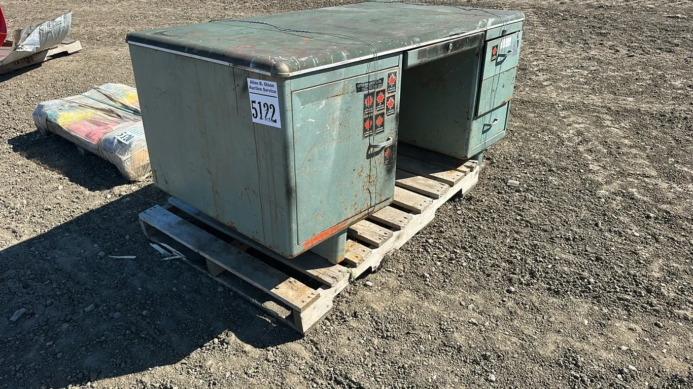 METAL DESK 5' (L)X2'(W)