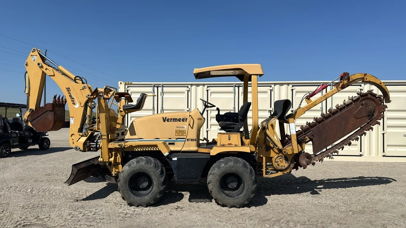 ID 1042 Vermeer RT 850 Trencher/Backhoe