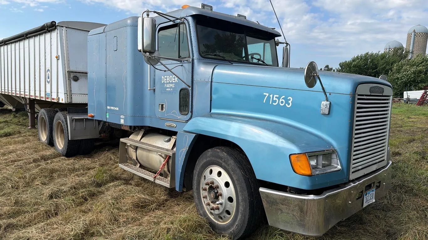 2000 Freightliner FLD120 Semi Tractor