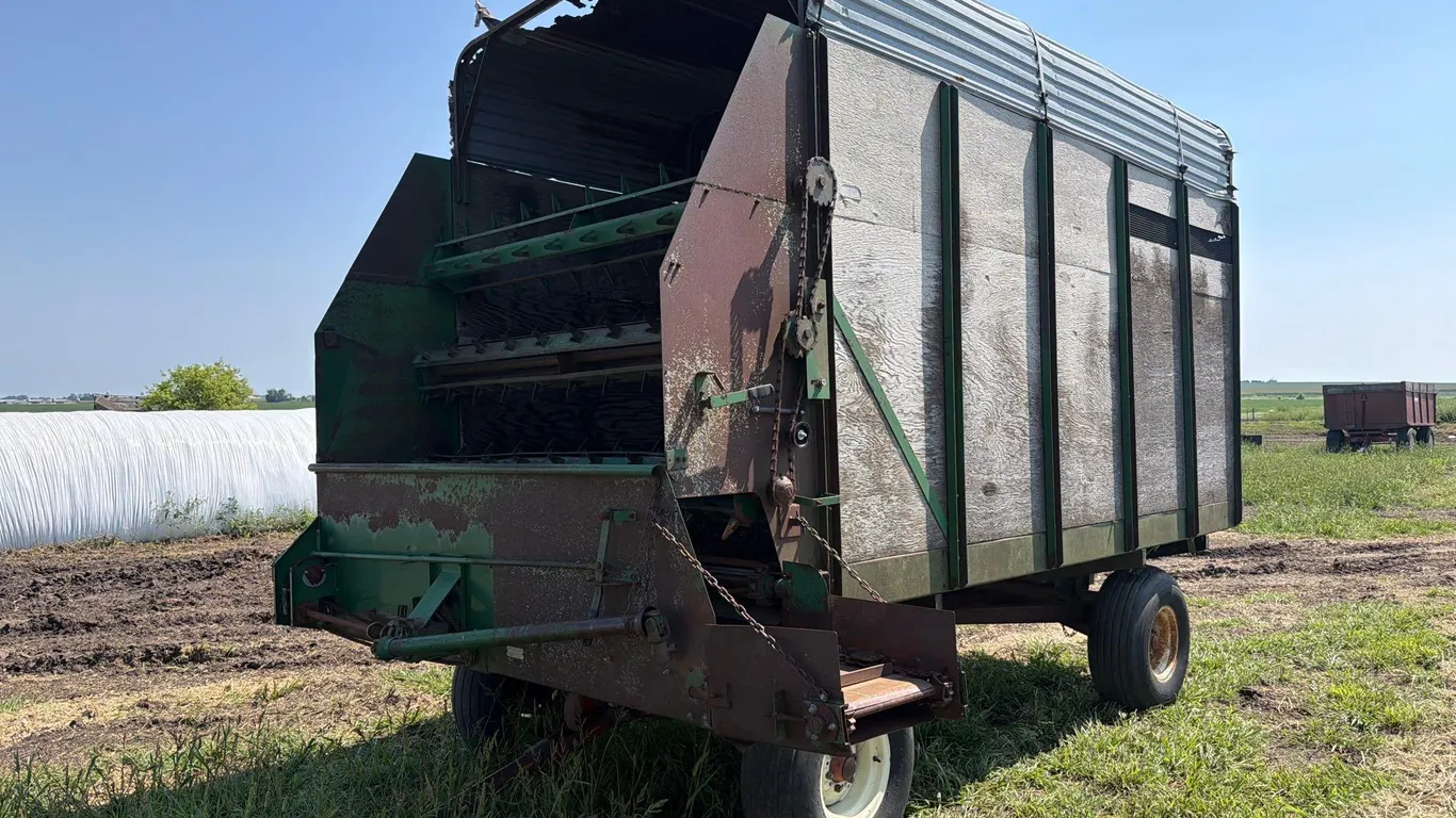 Badger 1416 14ft Front Unload Silage Wagon