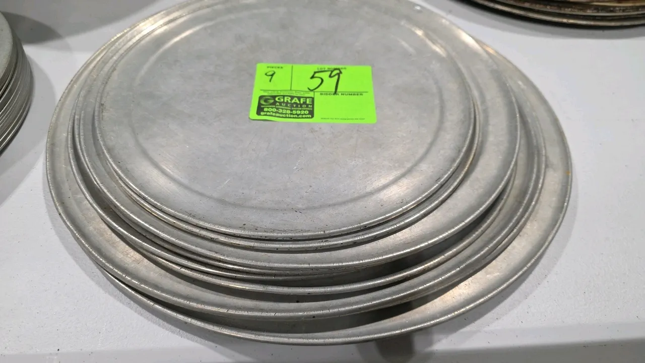 Assorted aluminum pizza pans. Features wide rim design in assorted sizes.