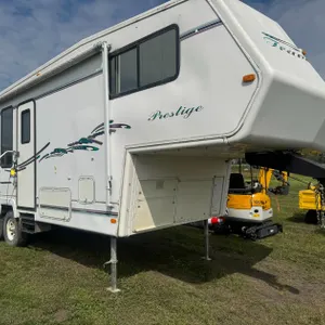 1998 Travelaire SW286 Prestige 28 FT Fifth Wheel Holiday Trailer, Front Queen, Powered Slide, A/C, Awning, Ranch Hitch for Gooseneck Hitches, S/N 2TTS