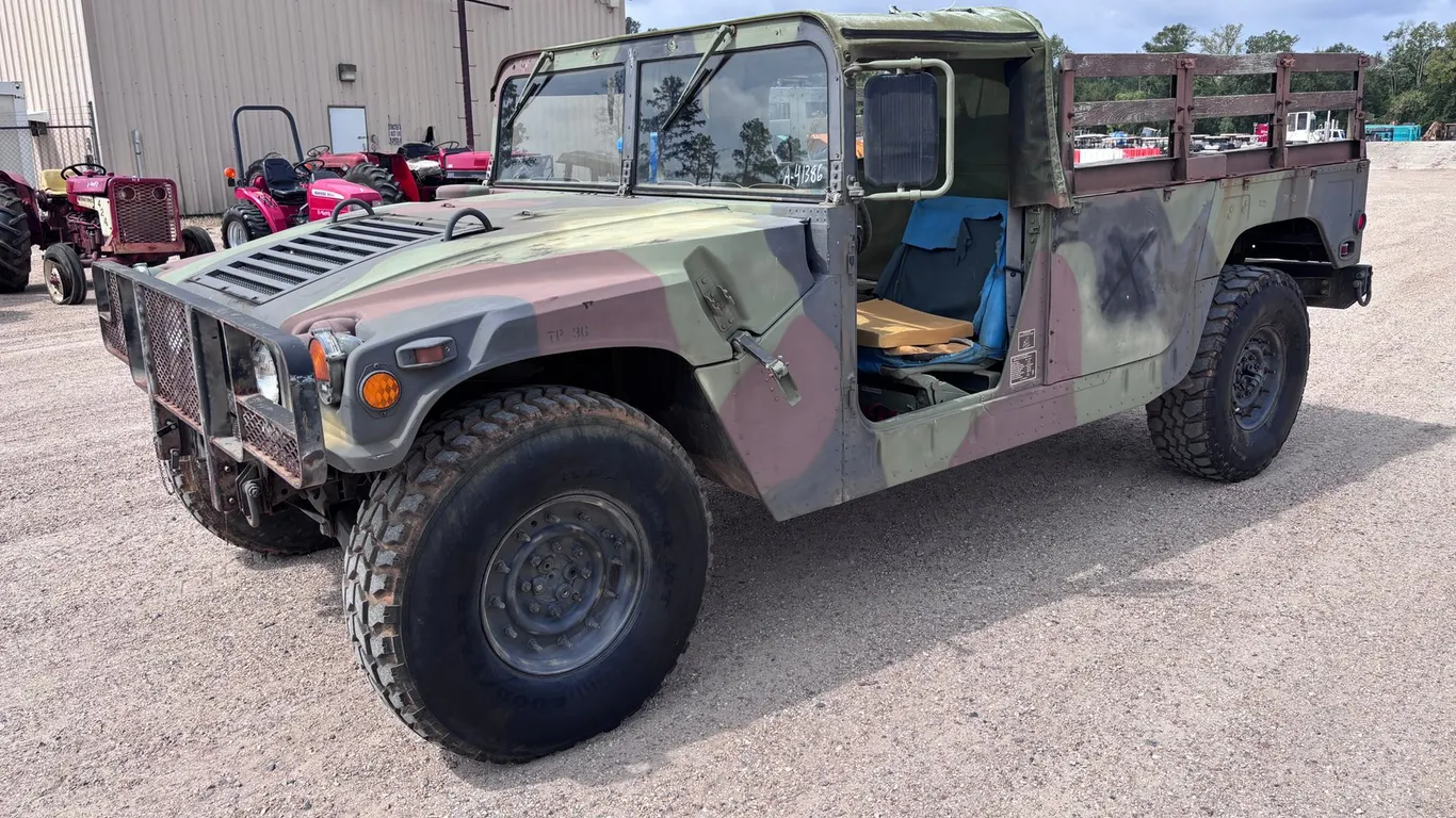 AM GENERAL 4X4 HMMWV ARMY TRUCK