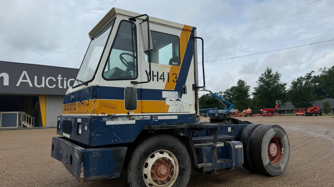 OTTAWA AUTOCAR WITH 5TH WHEEL ATTACH