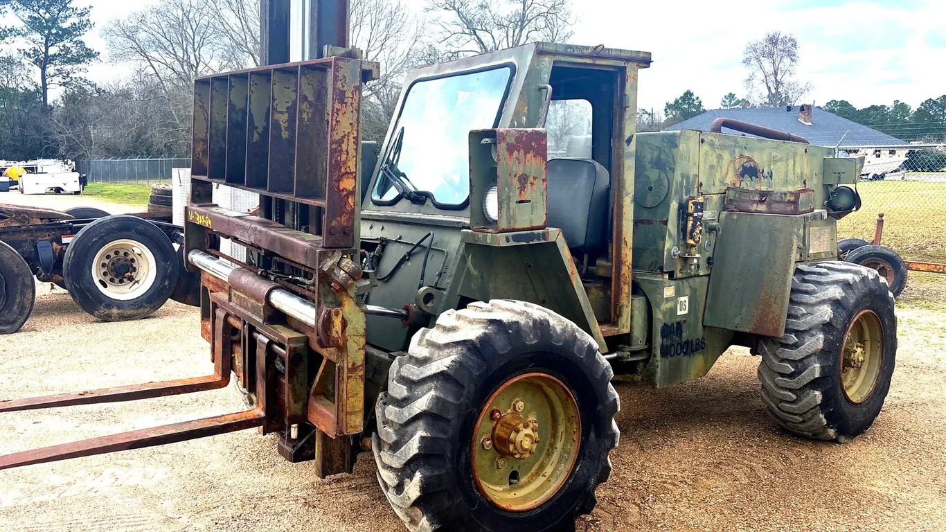 HEAVY DUTY ALL TERRAIN FORKLIFT