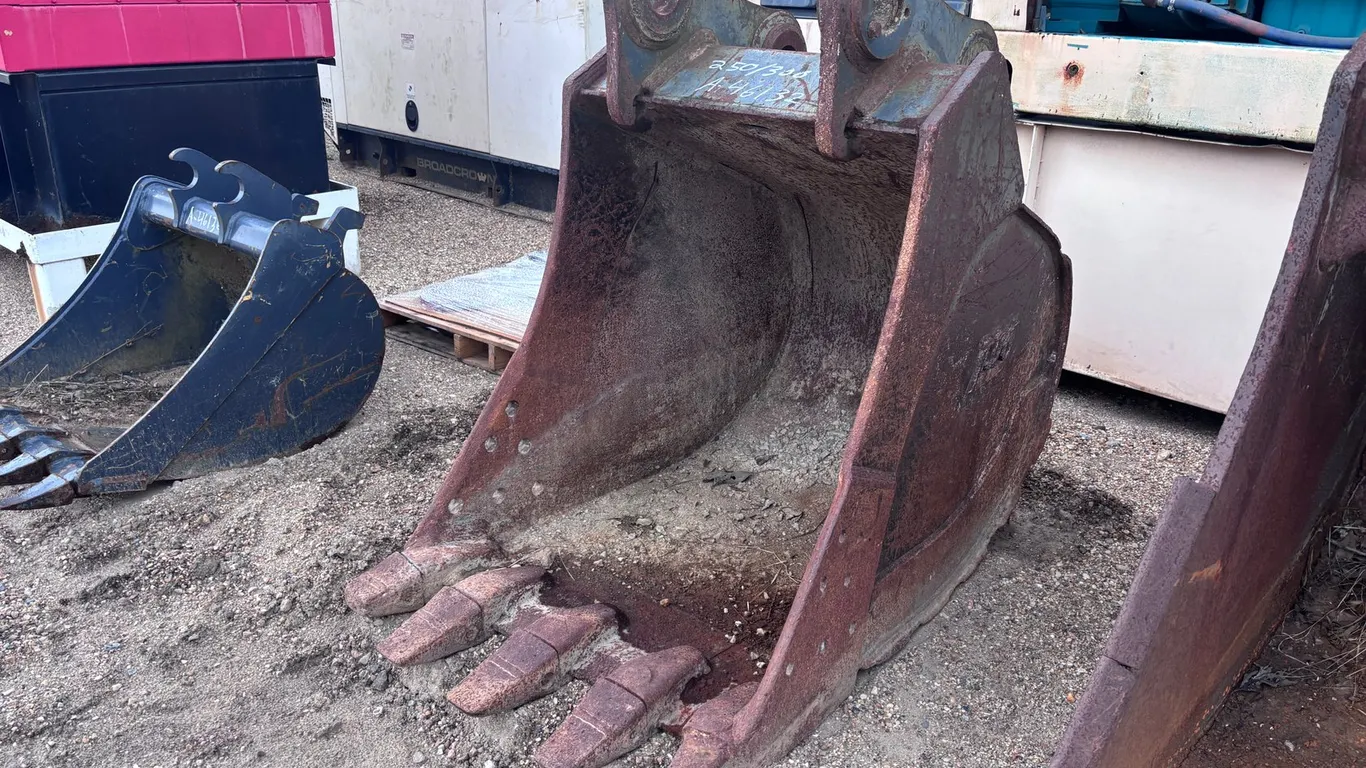 35IN TAG DIGGING BUCKET WITH TEETH