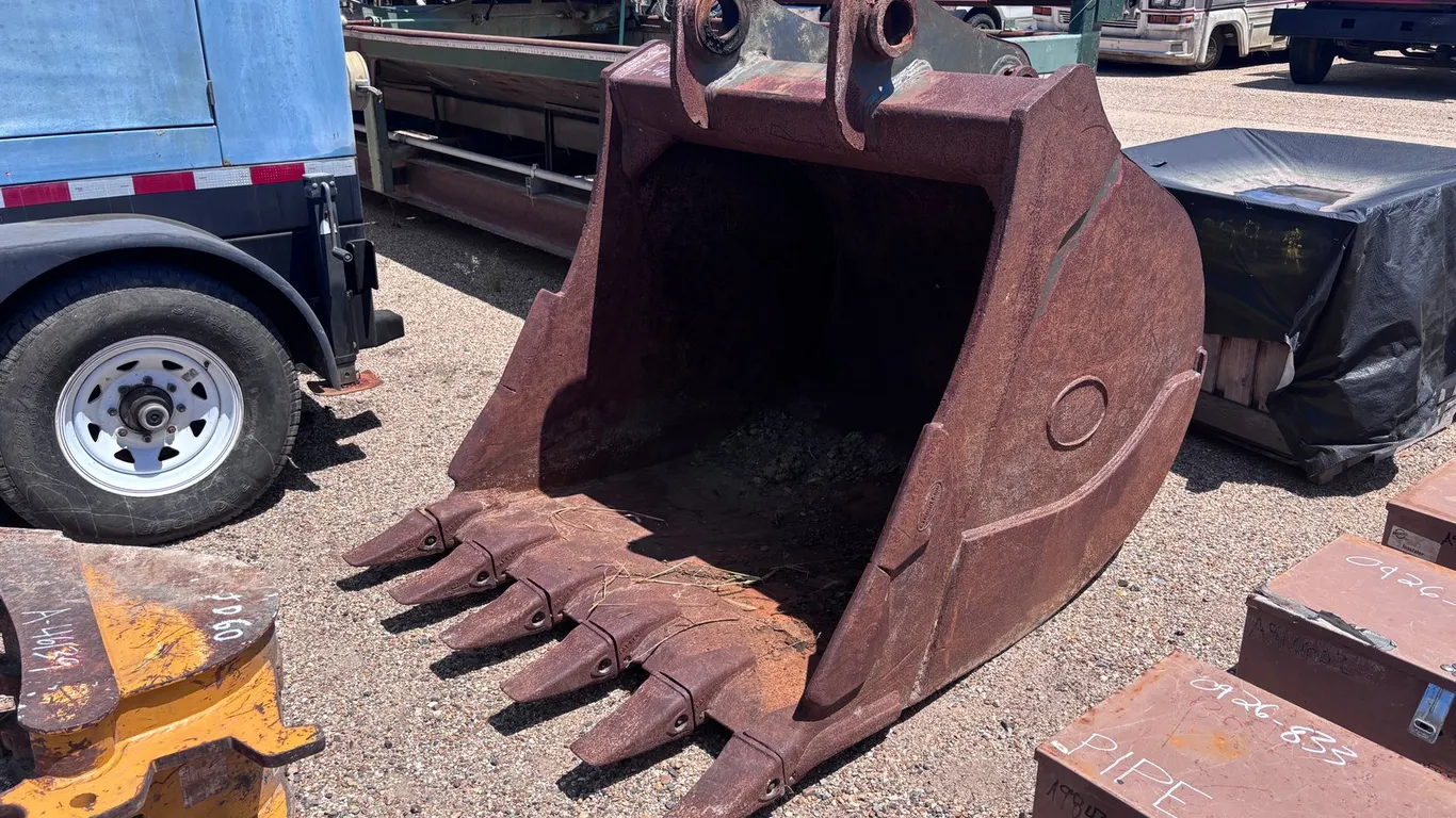 50IN STRICKLAND DIGGING BUCKET WITH SIDE CUTTERS AND TEETH