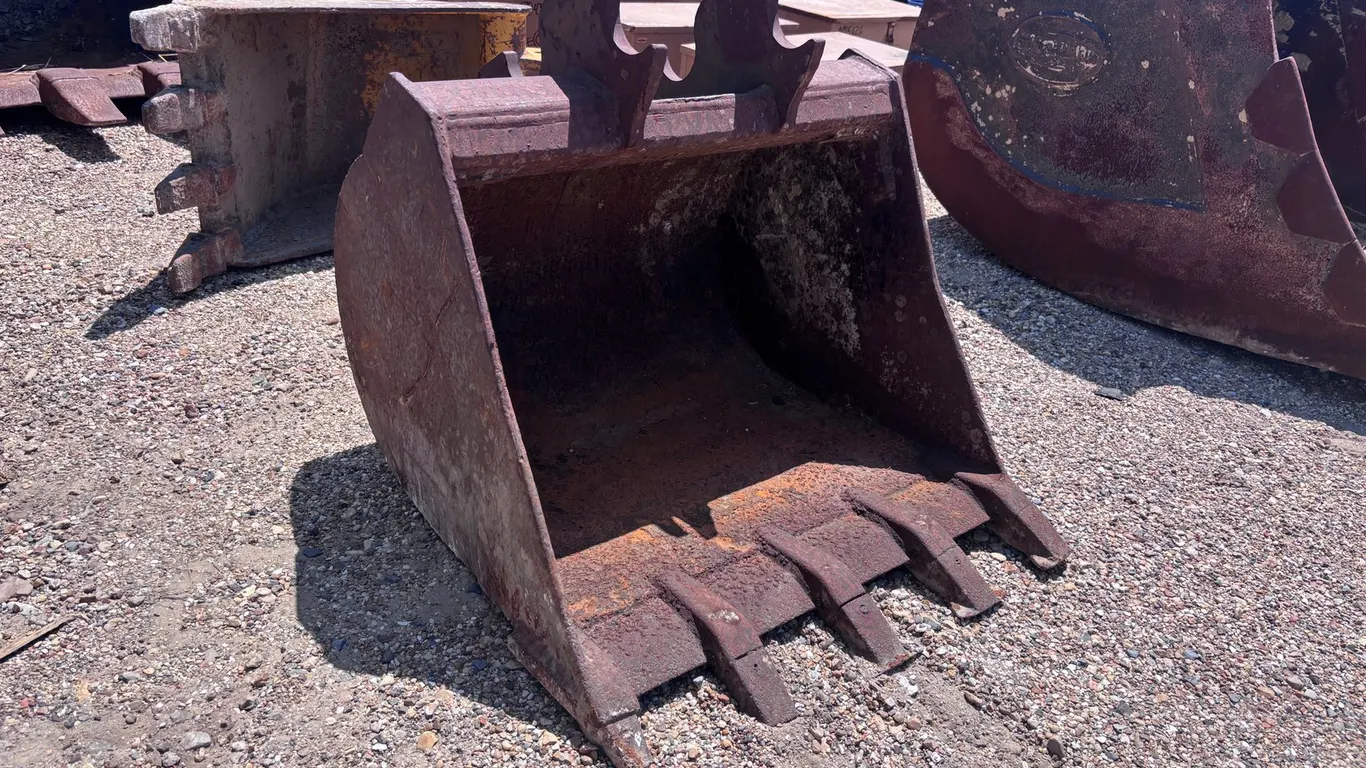 28IN KUBOTA DIGGING BUCKET