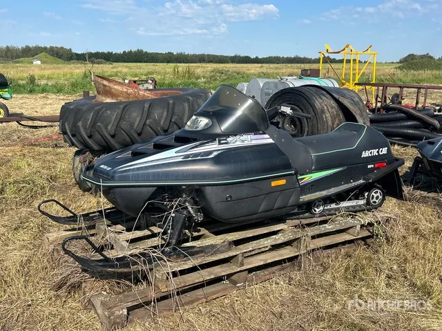 Arctic Cat EXT 580 Snowmobile (Inoperable)