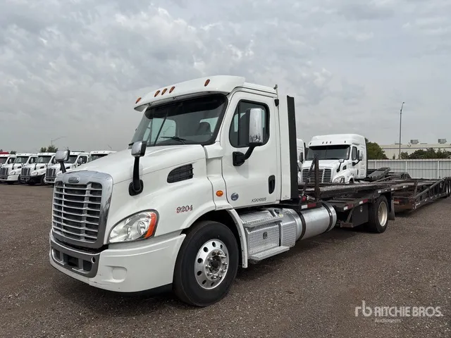 2019 Freightliner Cascadia 113 4x2 Car Carrier Truck