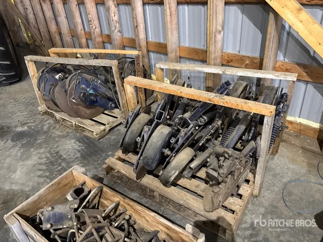 Quantity of (17) Morris Mid Row Banders
