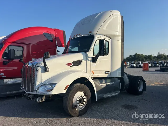 2017 Peterbilt 579 4x2 S/A Day Cab Truck Tractor (Inoperable)