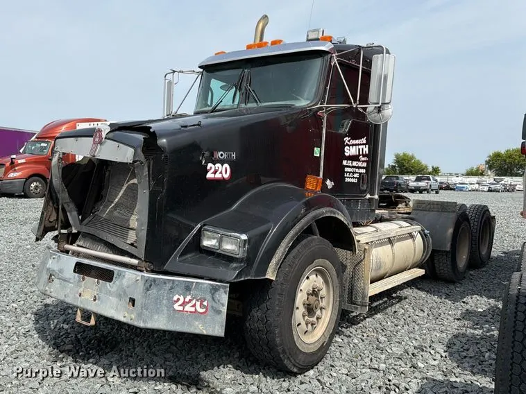 2016 Kenworth T8 Series semi truck