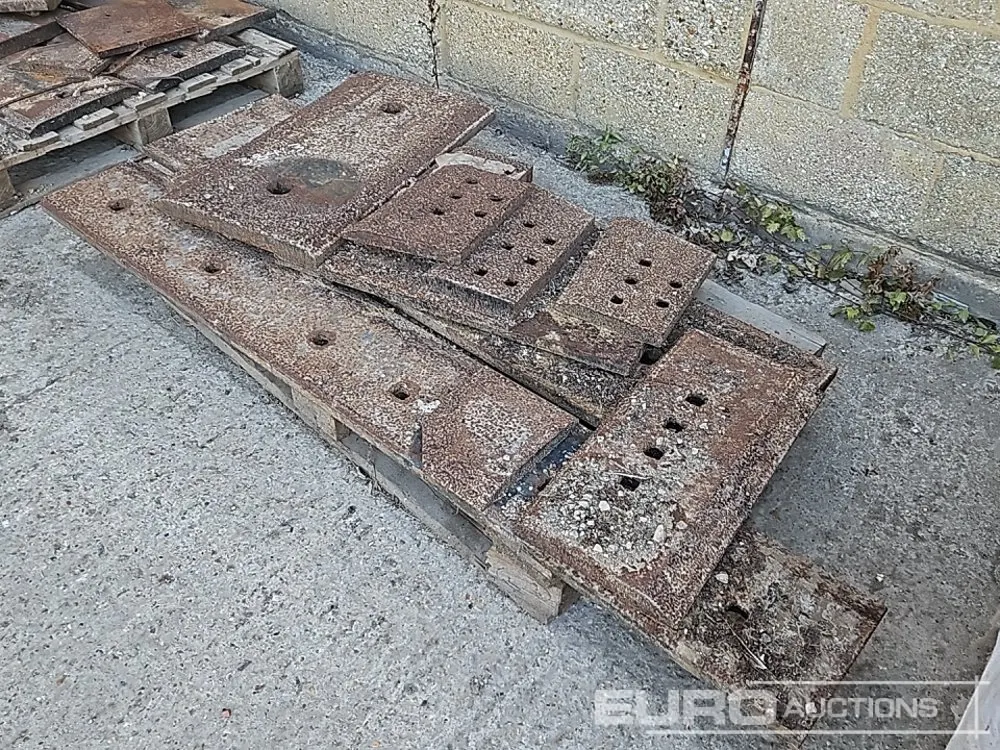 Pallet of Various Sized Cutting Edges to suit Bucket