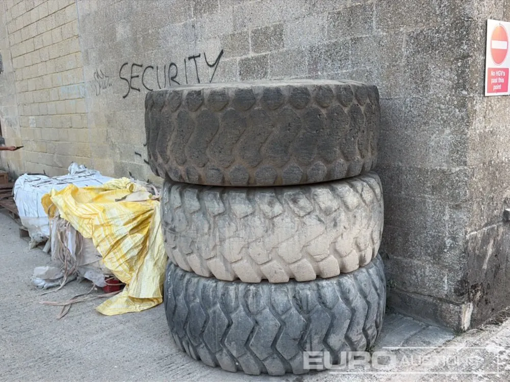 23.5R25 Tyre (3 of)