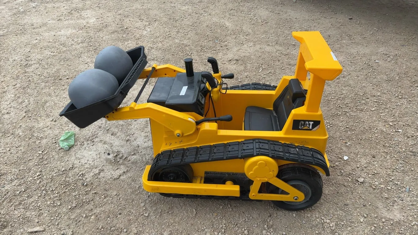 CAT Ride-On Skid Steer Loader with Bucket and Two Plastic Rocks and Charger