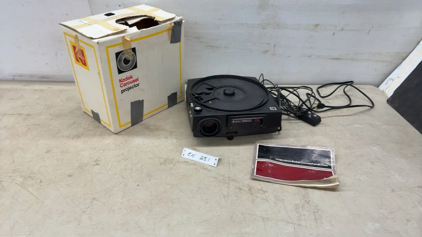 Kodak Carousel 750H Slide Projector with Ektanar C 102mm f/2.8 Lens, Remote and Manual, No carousel