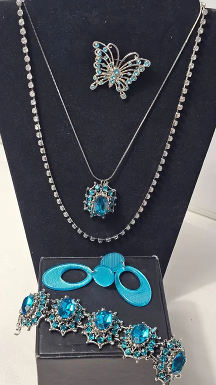 Blue Rhinestone Jewelry Set With Earrings, Necklace, Bracelet, and Brooch
