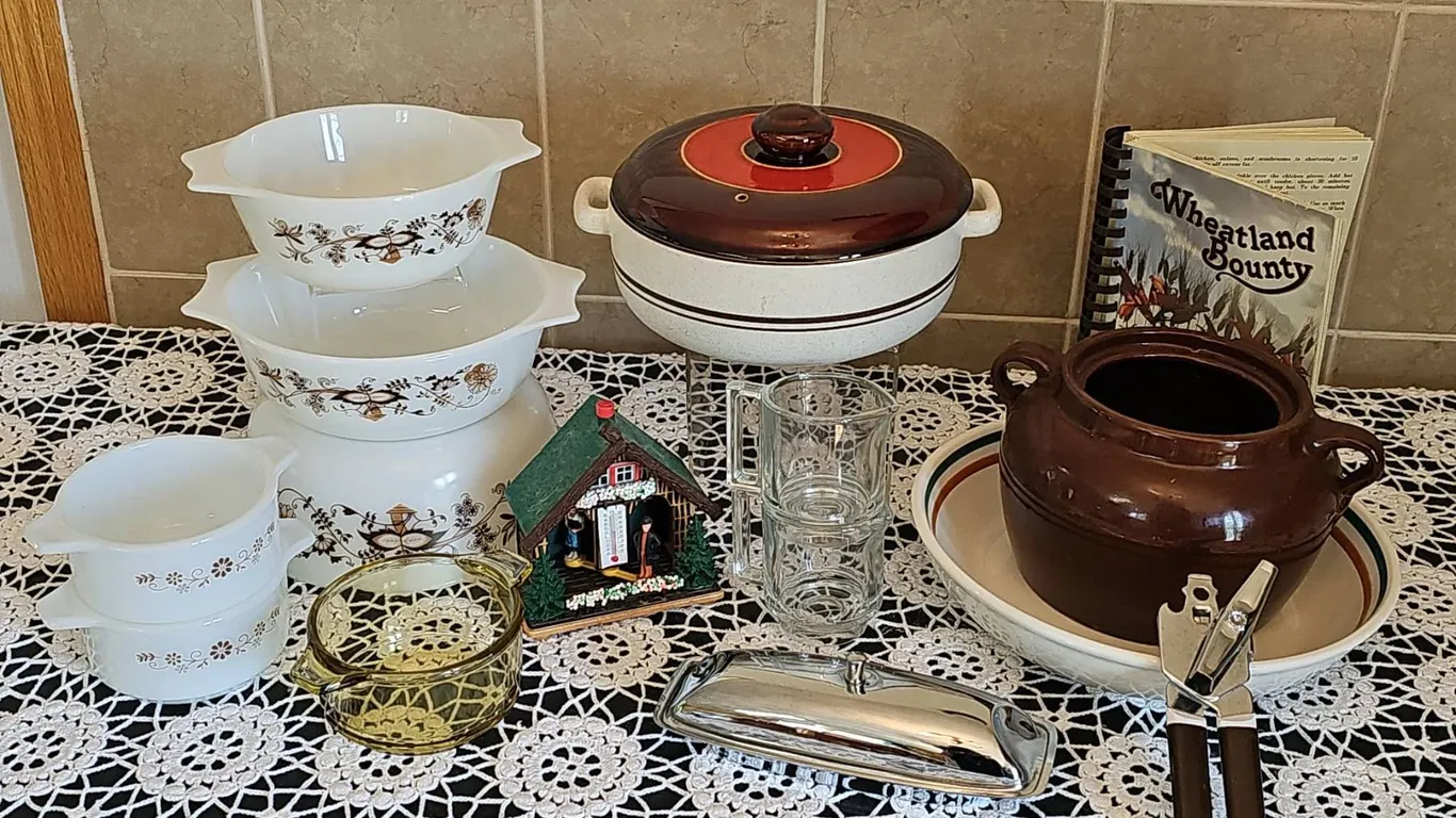 Kitchenware Lot: Pyrex, Cookbooks, Pottery, Glassware